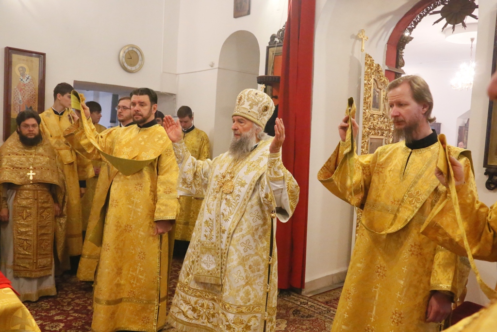 Митрополит Саранский и Мордовский Зиновий возглавил Божественную литургию при Саранской Духовной Се